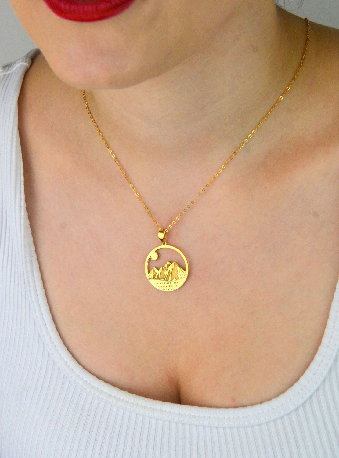 Pozłacany naszyjnik z górami ze srebra 925, idealny dla miłośników natury. Możliwość darmowego graweru. Produkt polski, zapakowany w firmowe pudełko – idealny na prezent.2.jpg